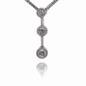 Estate 18 Karat White Gold Graduated Diamond Pendant Necklace