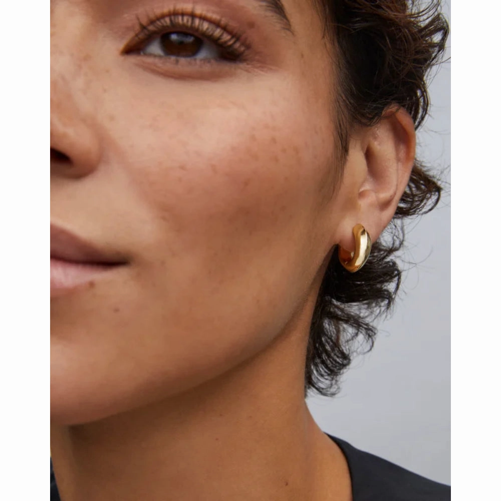 Kendra Scott Mikki Metal Huggie Earrings in Gold