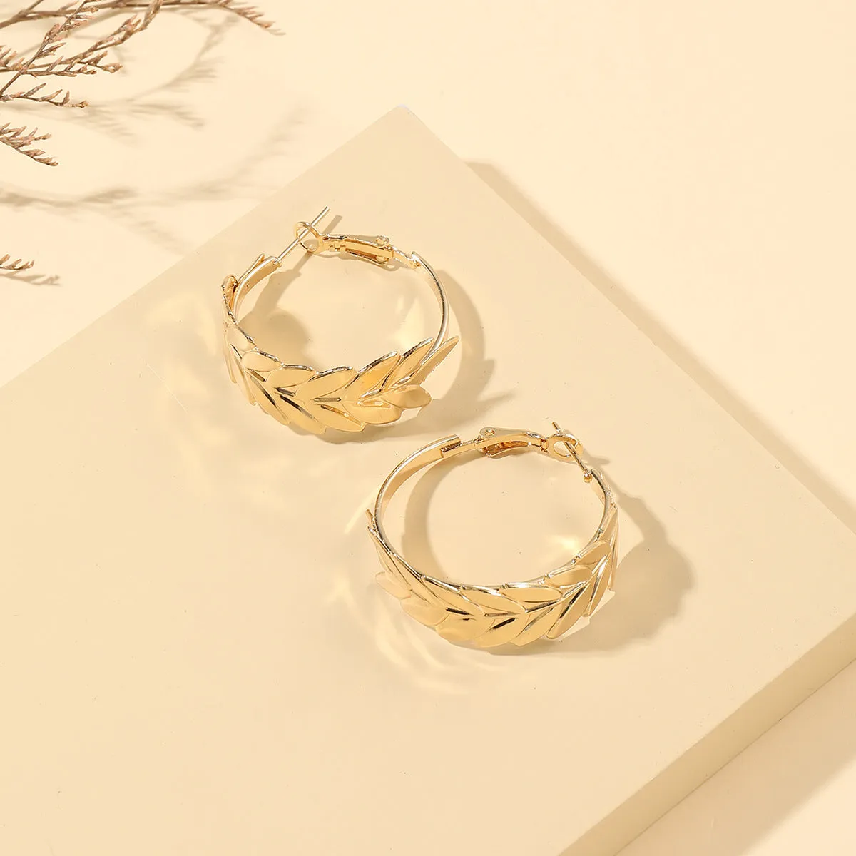 Wholesale Creative Exaggerated Metal Geometric Round Feather Hoop Earrings