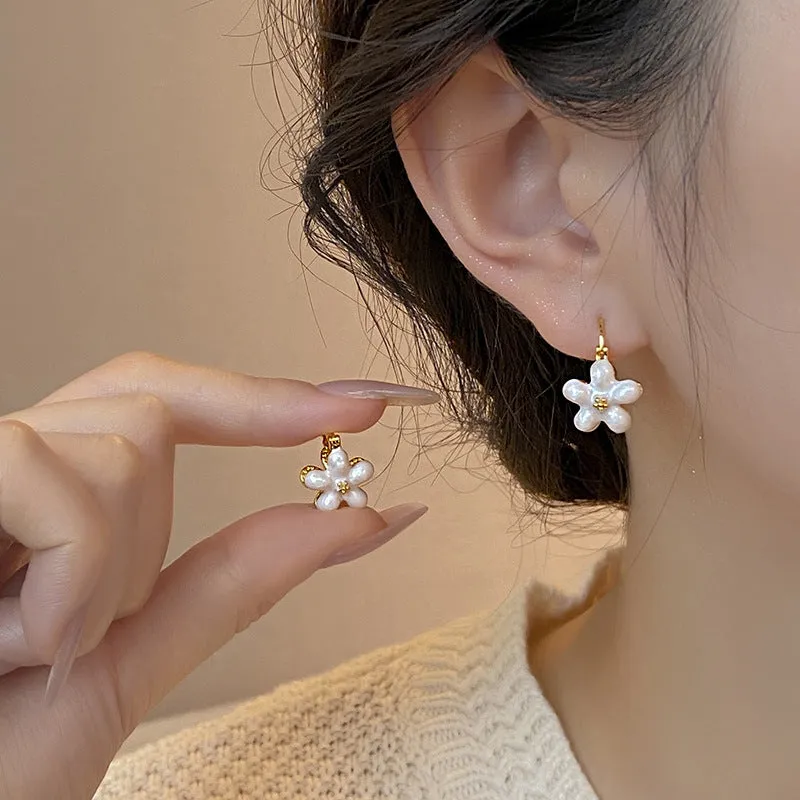 Wholesale Double-sided Cat's Eye Flower Elegant Small Delicate Earrings