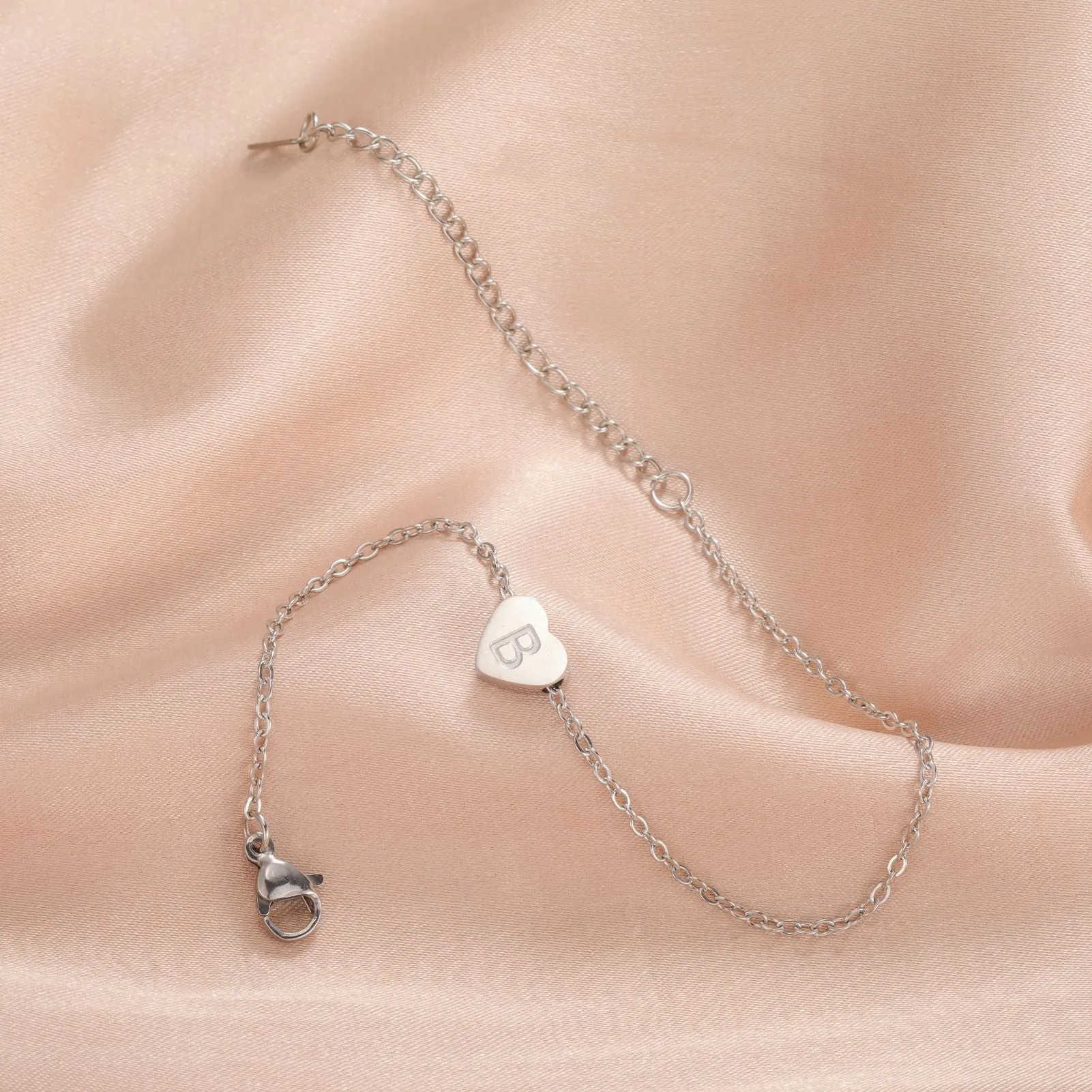Wholesale Fashionable 26 English letters with heart-shaped stainless steel bracelet