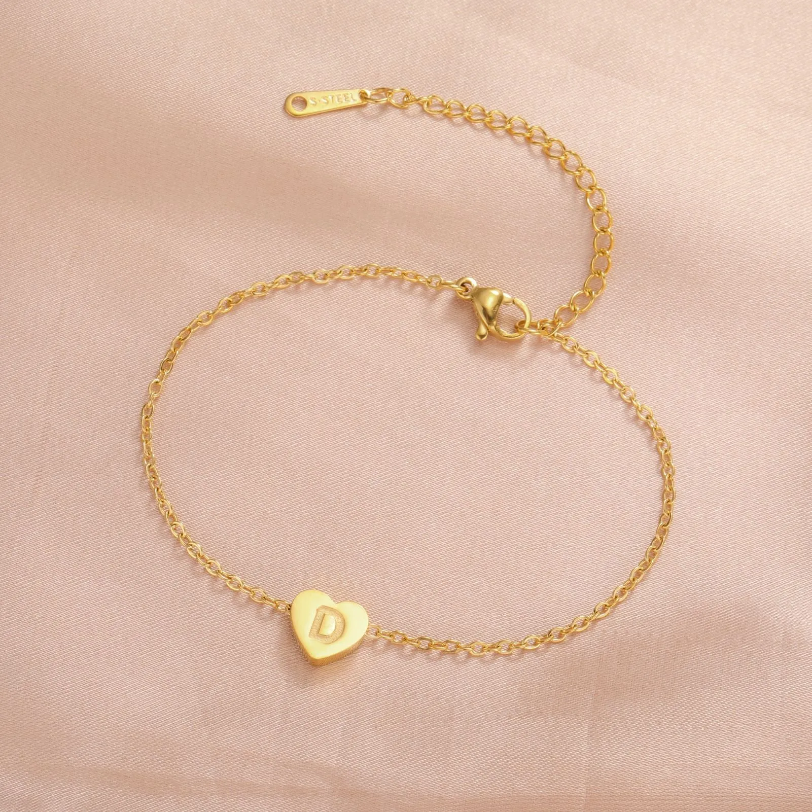 Wholesale Fashionable 26 English letters with heart-shaped stainless steel bracelet
