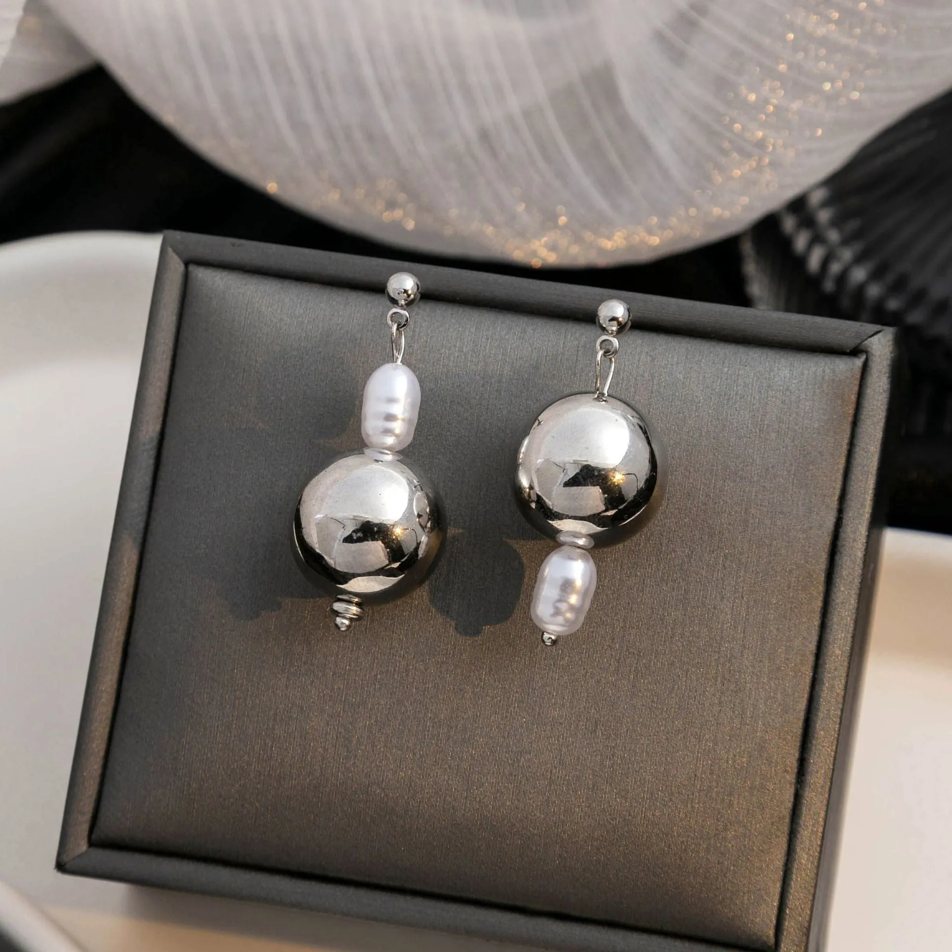 Wholesale Irregular Geometric Round Pearl Alloy Earrings