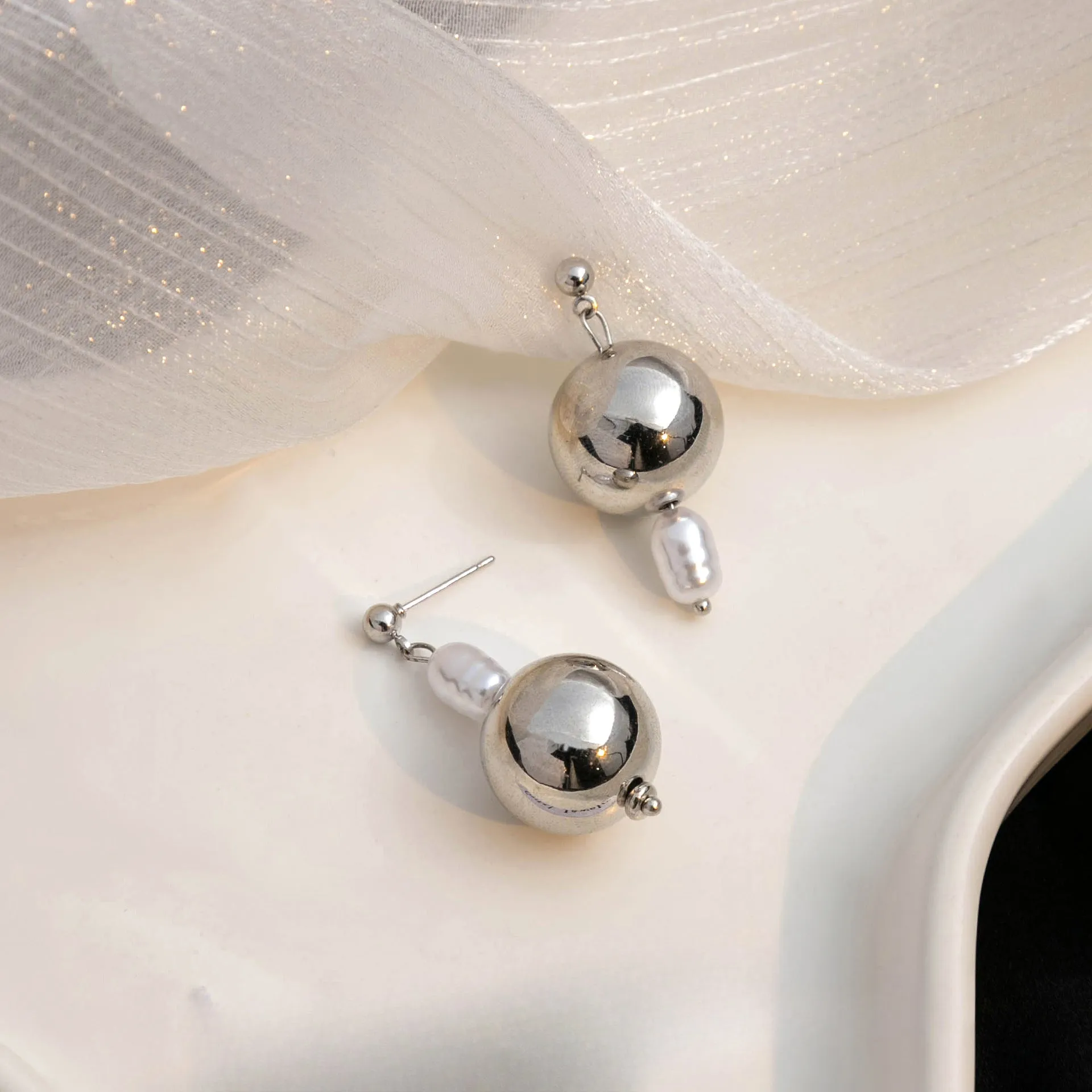 Wholesale Irregular Geometric Round Pearl Alloy Earrings