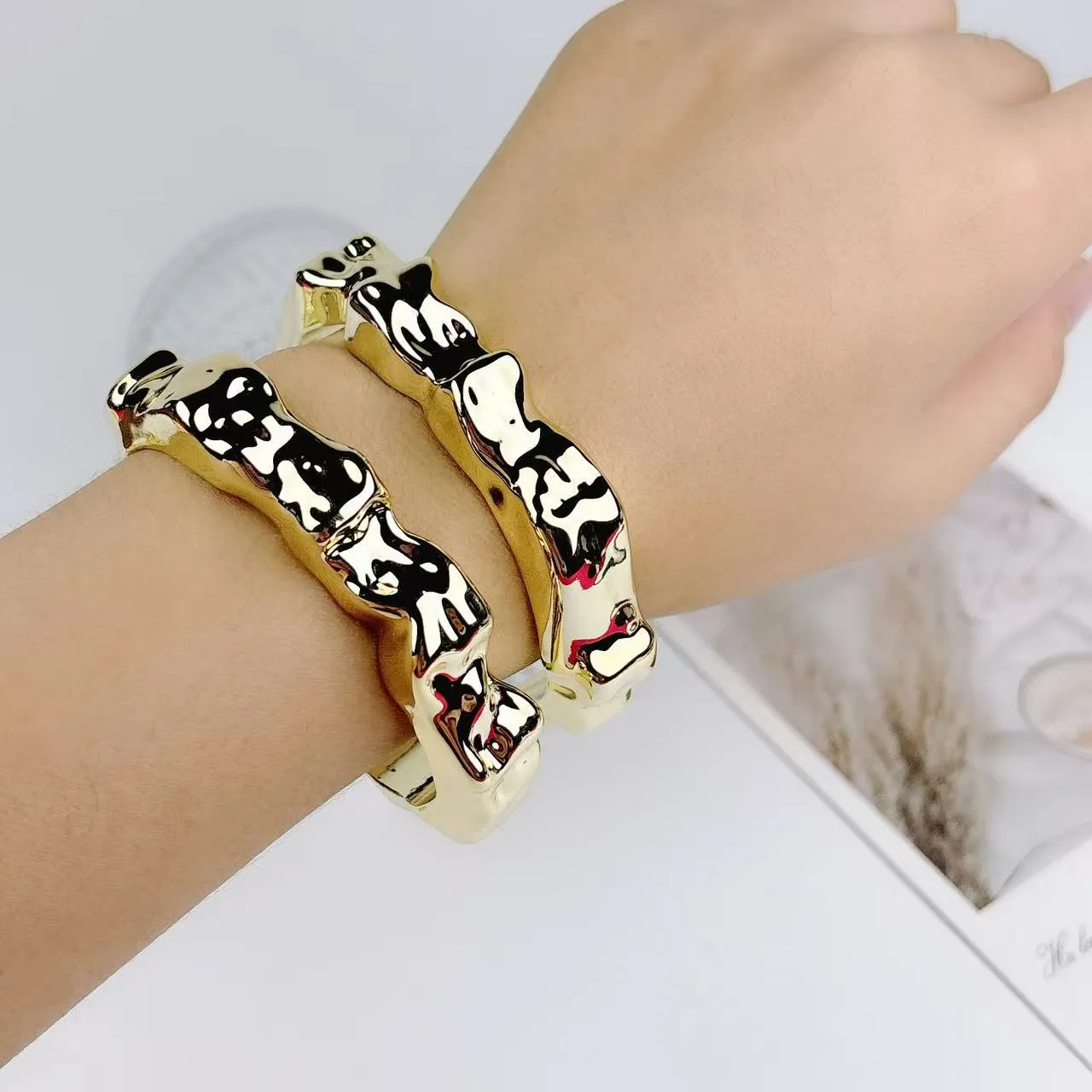 Wholesale Irregular Wave Shape Acrylic Opening Bracelet Explosion Personalized Ladies Bracelet