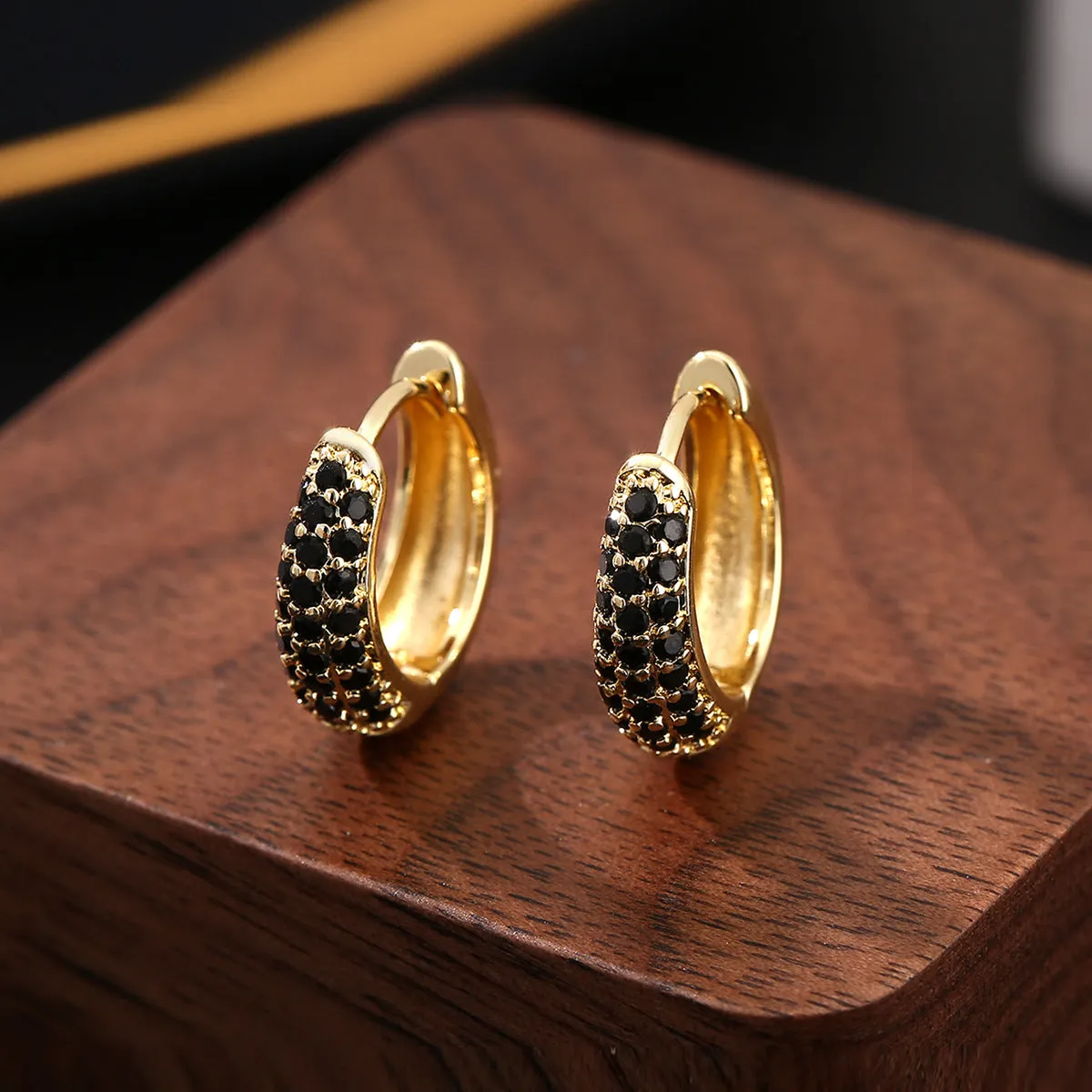 Wholesale  jewelry luxury temperament copper inlaid zirconium geometric oval ear buckle trend hip hop earrings