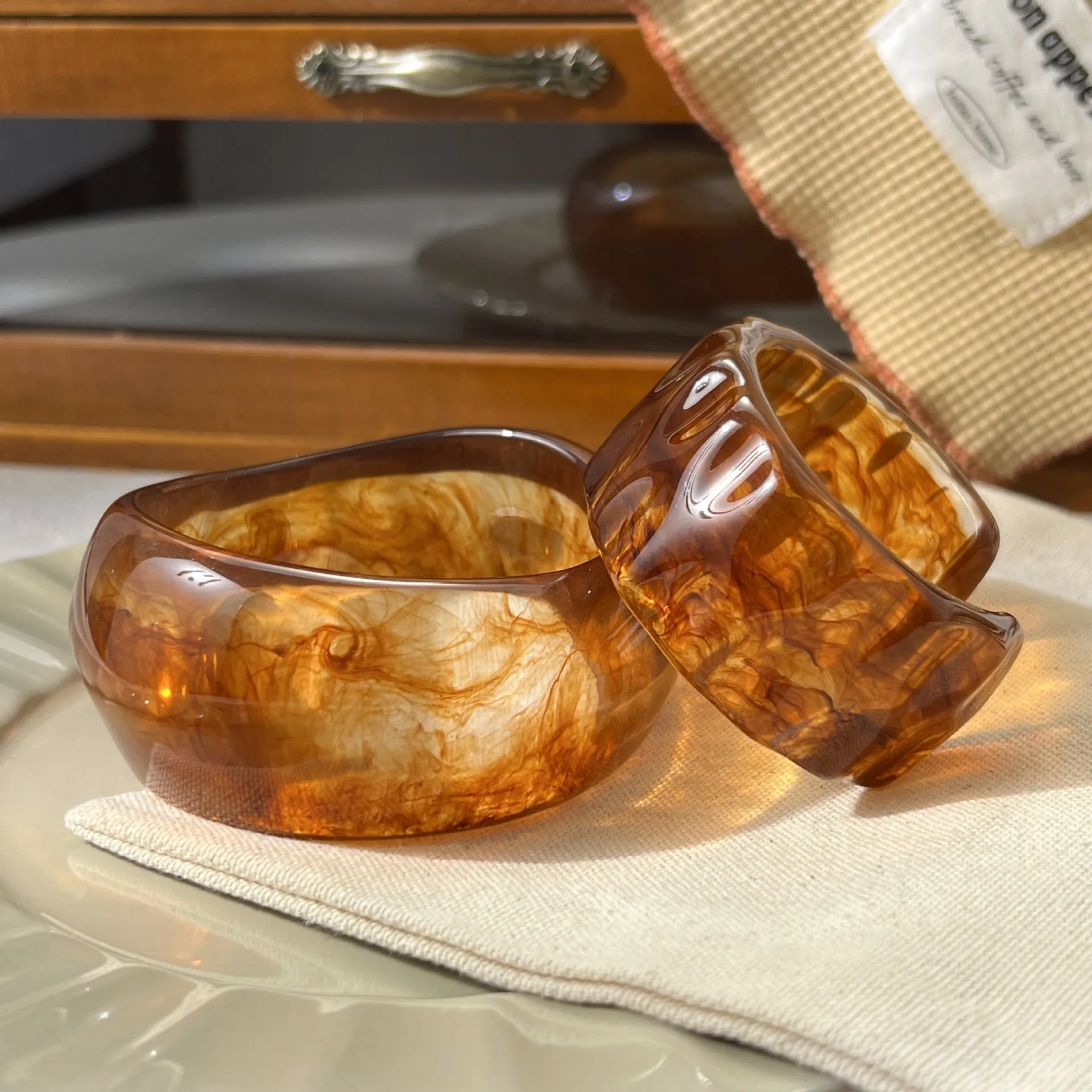 Wholesale New resin acrylic niche wide bracelet retro minimalist fashion cold style amber bracelet