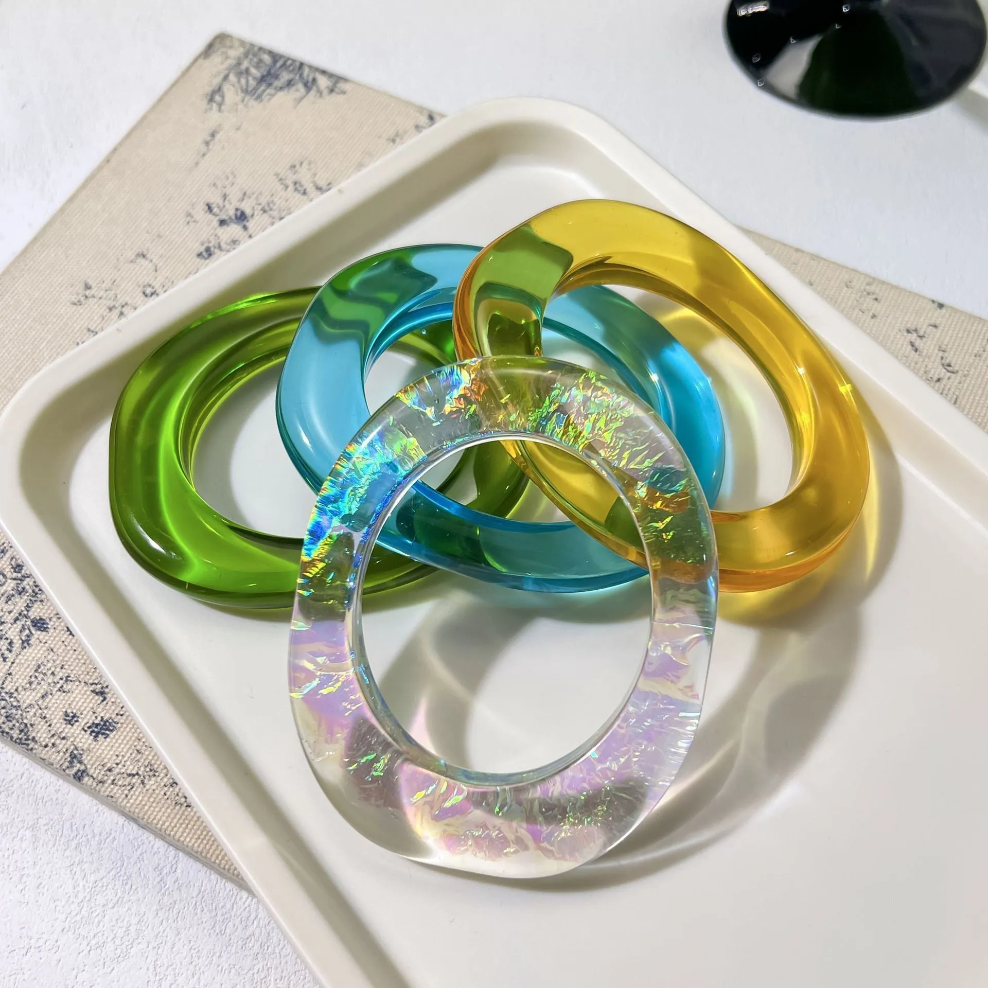 Wholesale Resin oval transparent bracelet Exaggerated design personality translucent oval fashionable bracelet