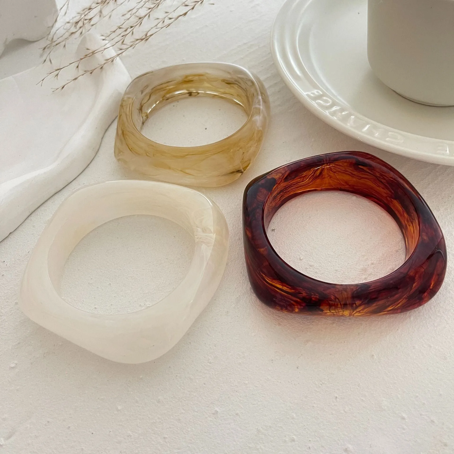 Wholesale Retro Asymmetrical Smudged Bracelet Round Wide Acrylic Bracelet