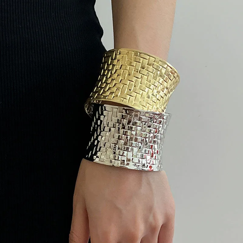 Wholesale Retro metal braided wide version self-discipline bracelet female advanced design photosensitive arc open bracelet