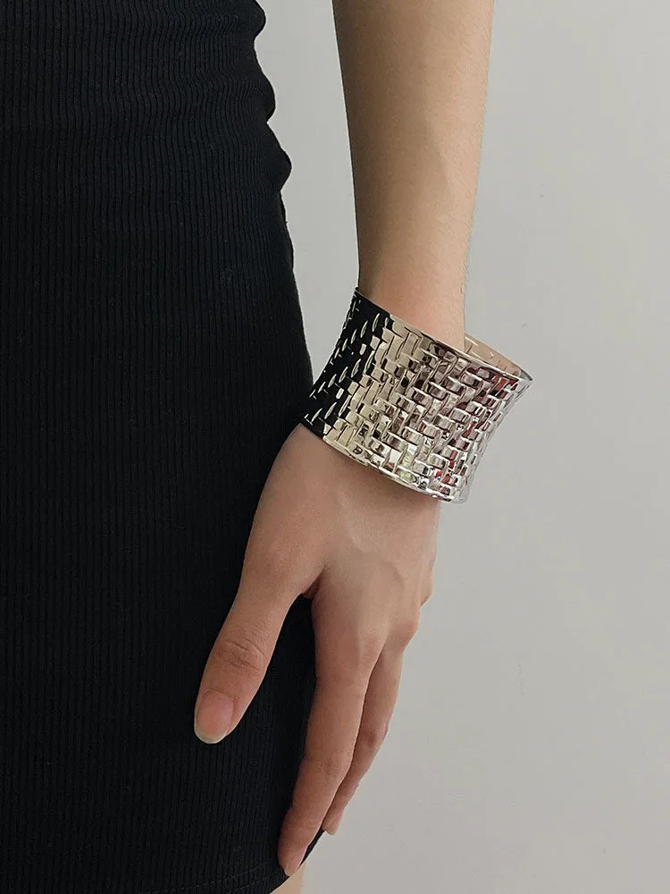 Wholesale Retro metal braided wide version self-discipline bracelet female advanced design photosensitive arc open bracelet
