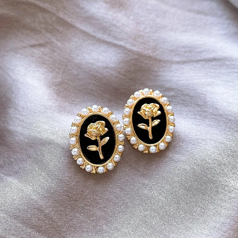 Wholesale S925 Silver Needle Vintage Pearl Stud Earrings