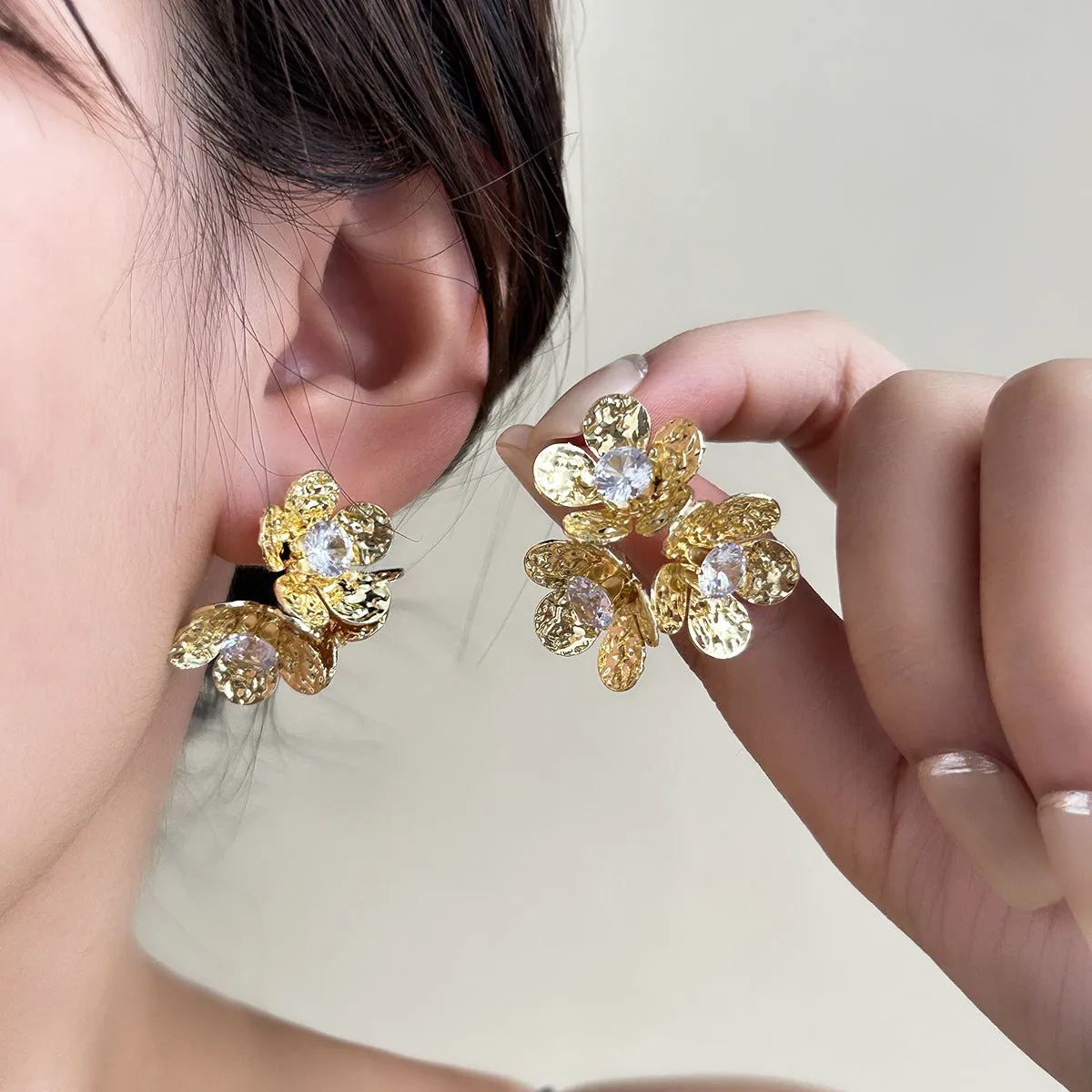 Wholesale Silver Needle Metal Style Diamond Three-Dimensional Flower Retro Earrings