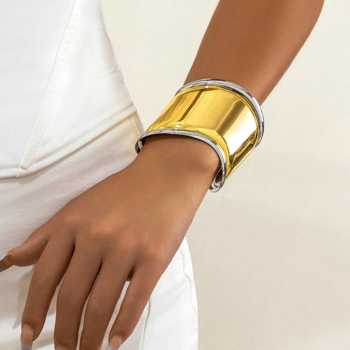 Wholesale Simple design sense open smooth hollow leaf bracelet