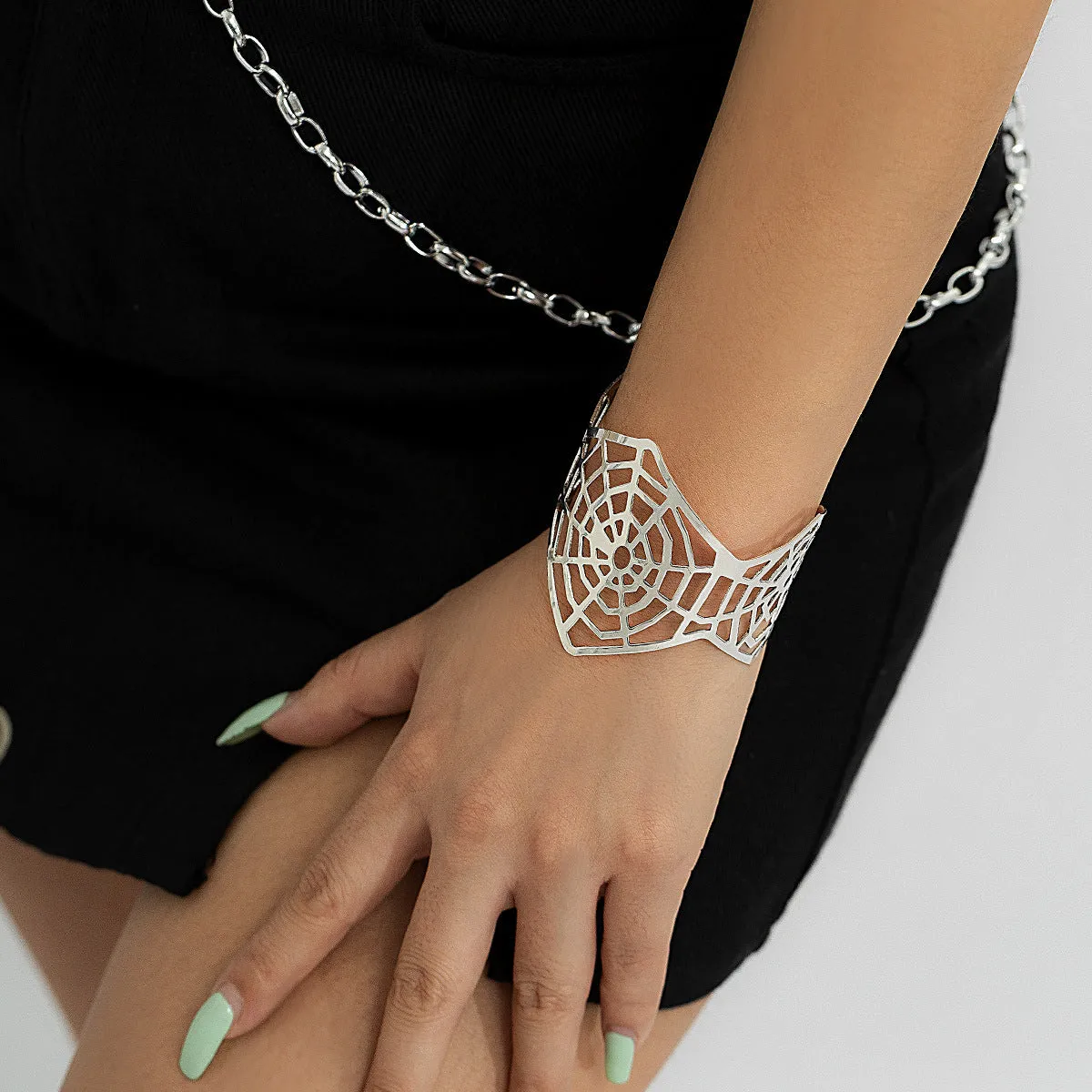 Wholesale Simple design sense open smooth hollow leaf bracelet