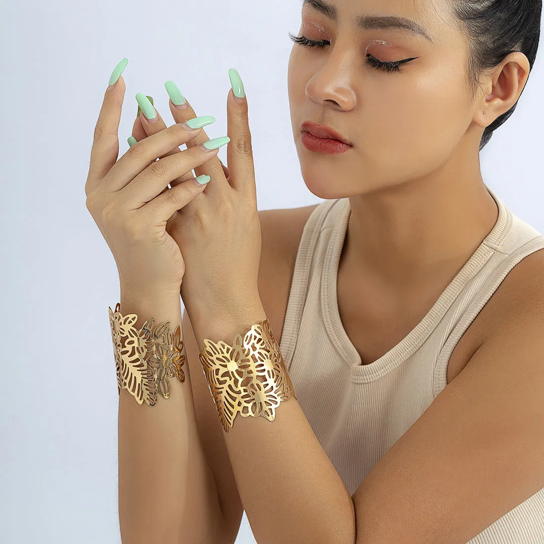 Wholesale Simple design sense open smooth hollow leaf bracelet