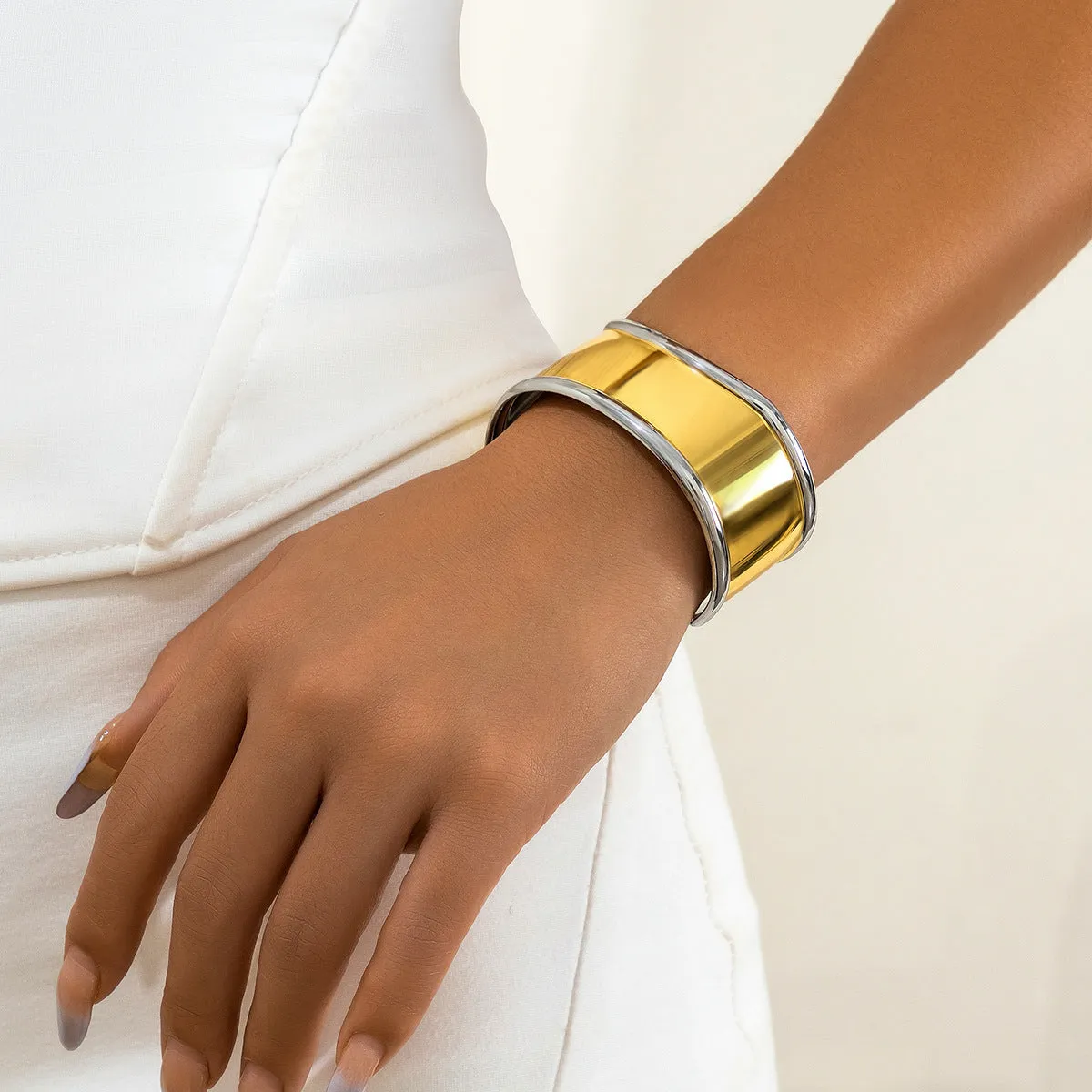 Wholesale Simple design sense open smooth hollow leaf bracelet