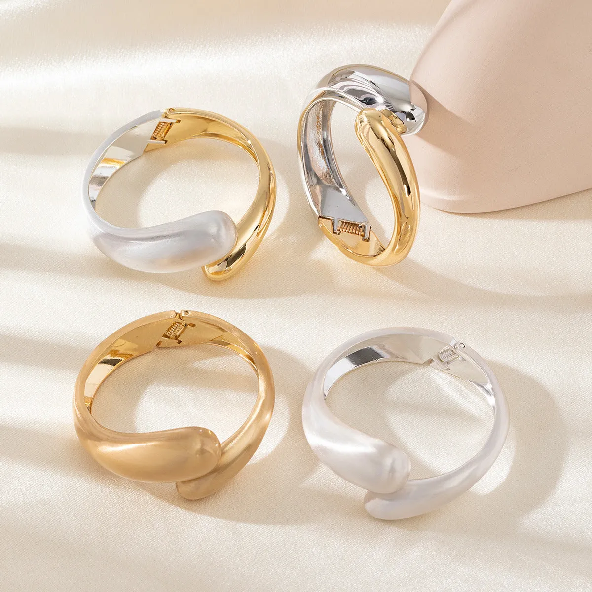 Wholesale Smooth personalized bracelet alloy electroplating open bracelet
