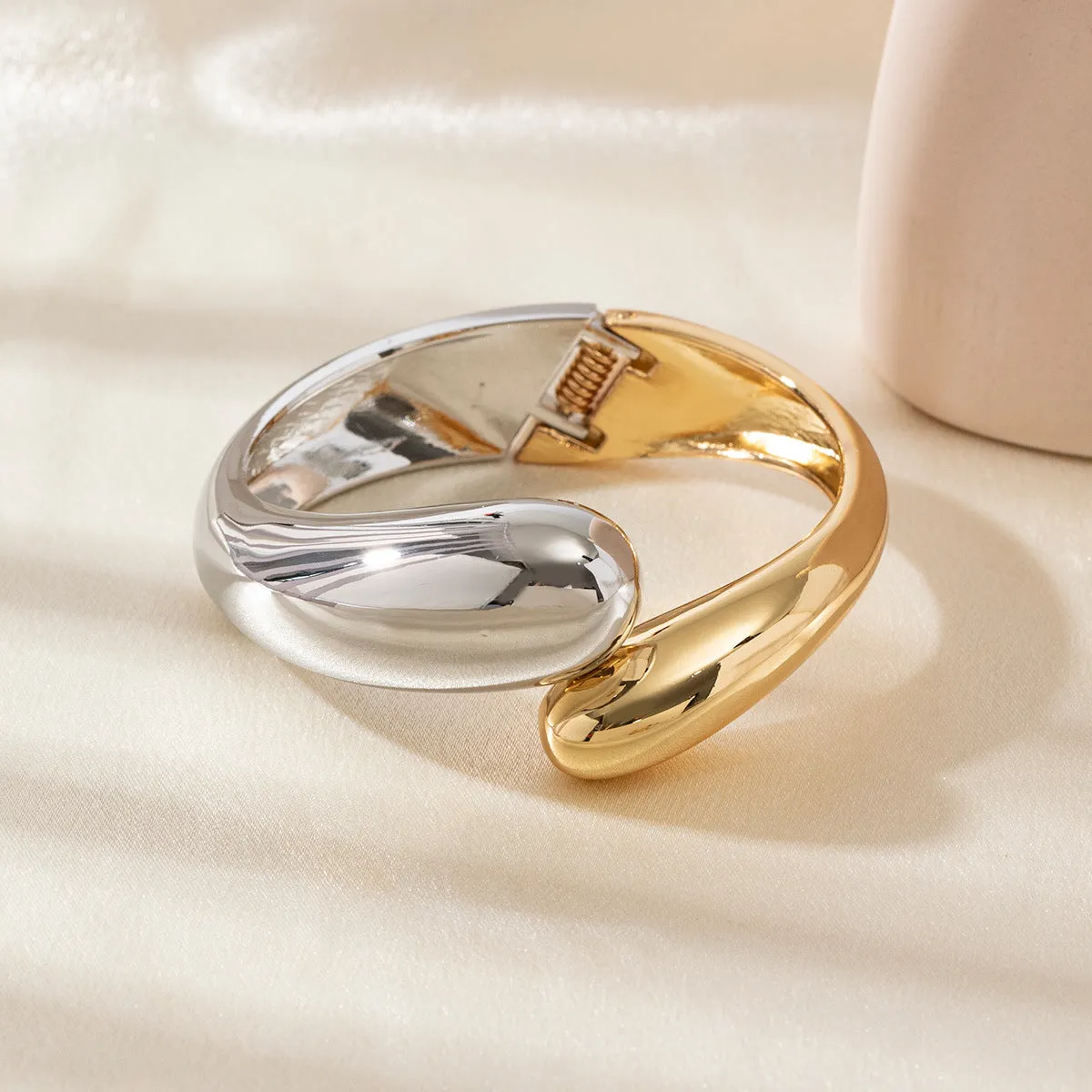Wholesale Smooth personalized bracelet alloy electroplating open bracelet