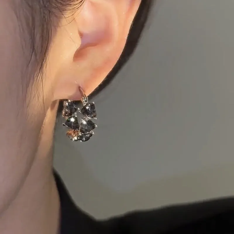 Wholesale Temperamental fashion niche black peach heart retro sweet circle earrings