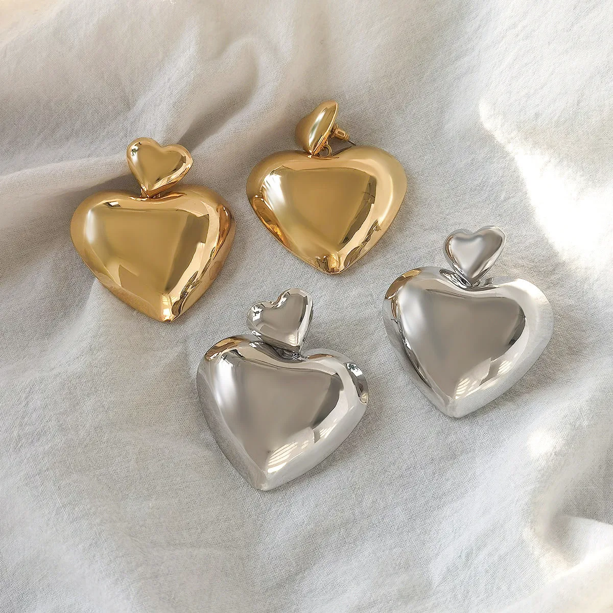 Wholesale Three-dimensional Glossy Double Love Heart Alloy Earrings