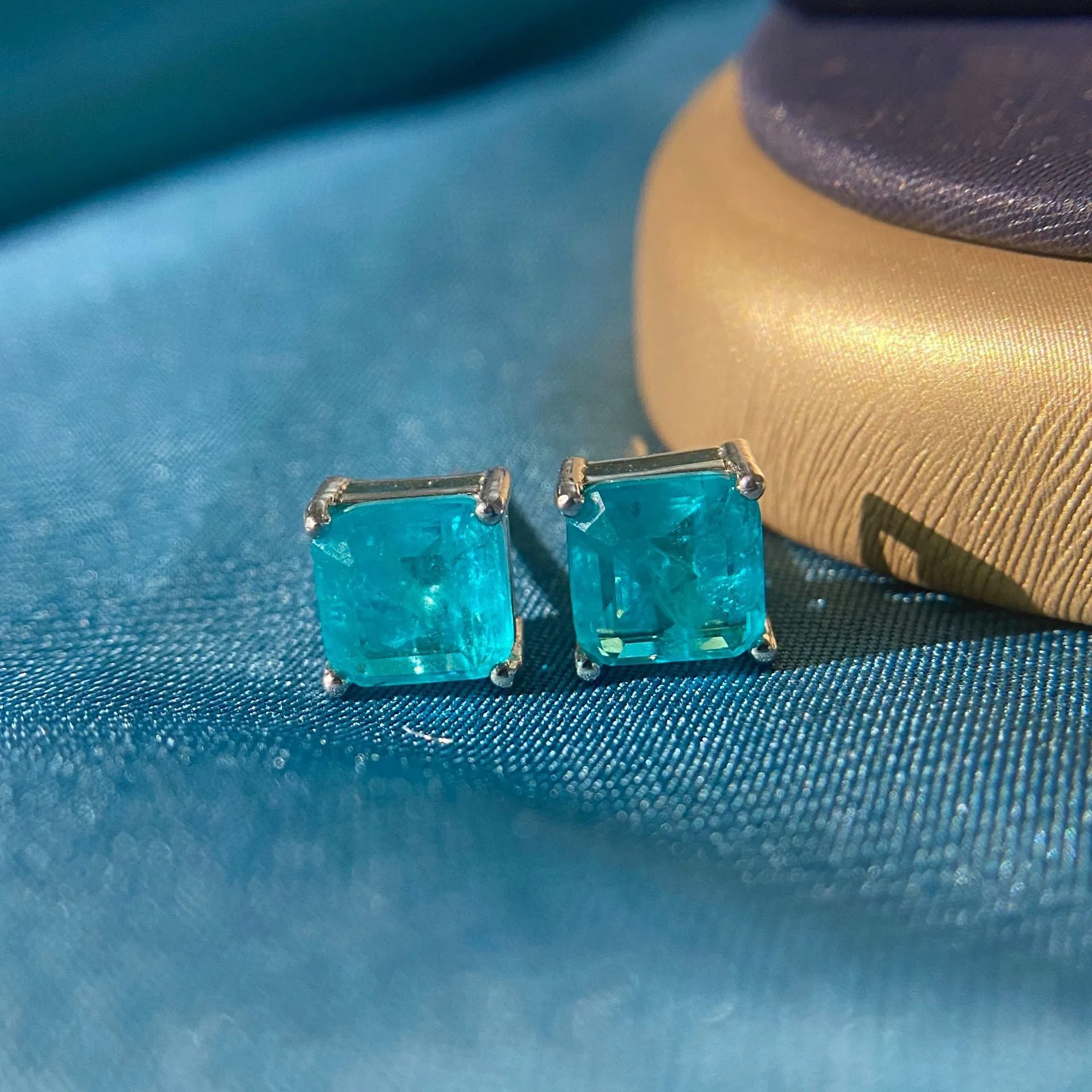 Wholesale White Copper Studded Diamond Earrings