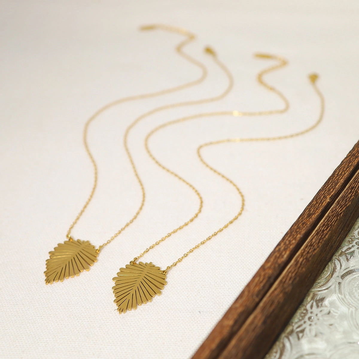 Wholesale 18K Gold Plated Leaf Texture Vintage Necklace Clavicle Chain