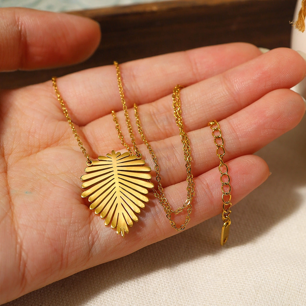 Wholesale 18K Gold Plated Leaf Texture Vintage Necklace Clavicle Chain