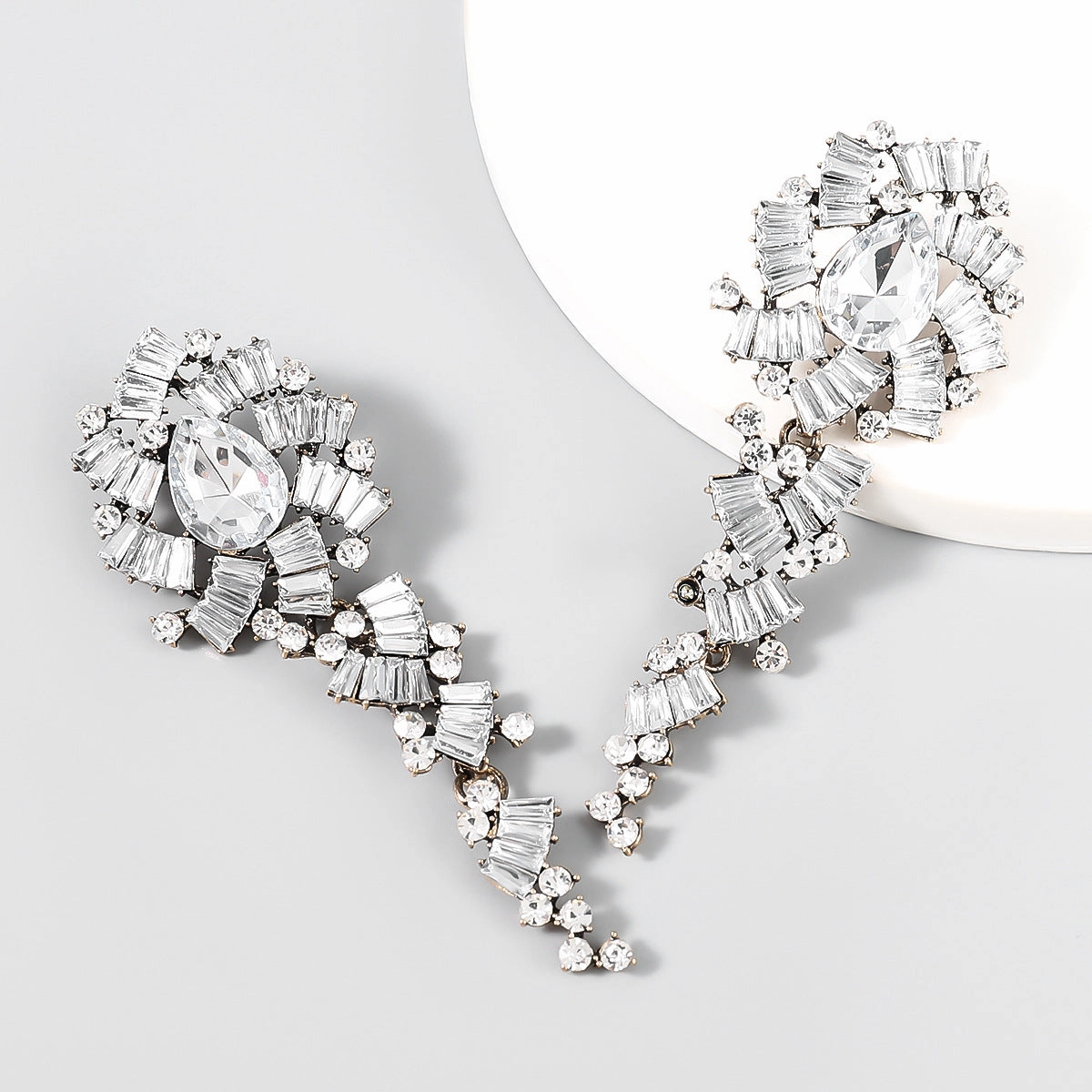 Wholesale Alloy Diamond Inlaid Acrylic Flower Long Earrings