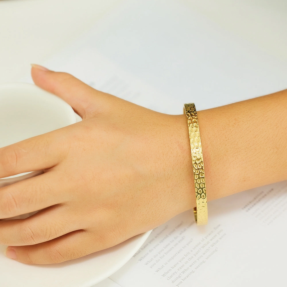 Wholesale C-shaped Non-fading Heavy Hammered Gold Irregular Titanium Steel Bracelet