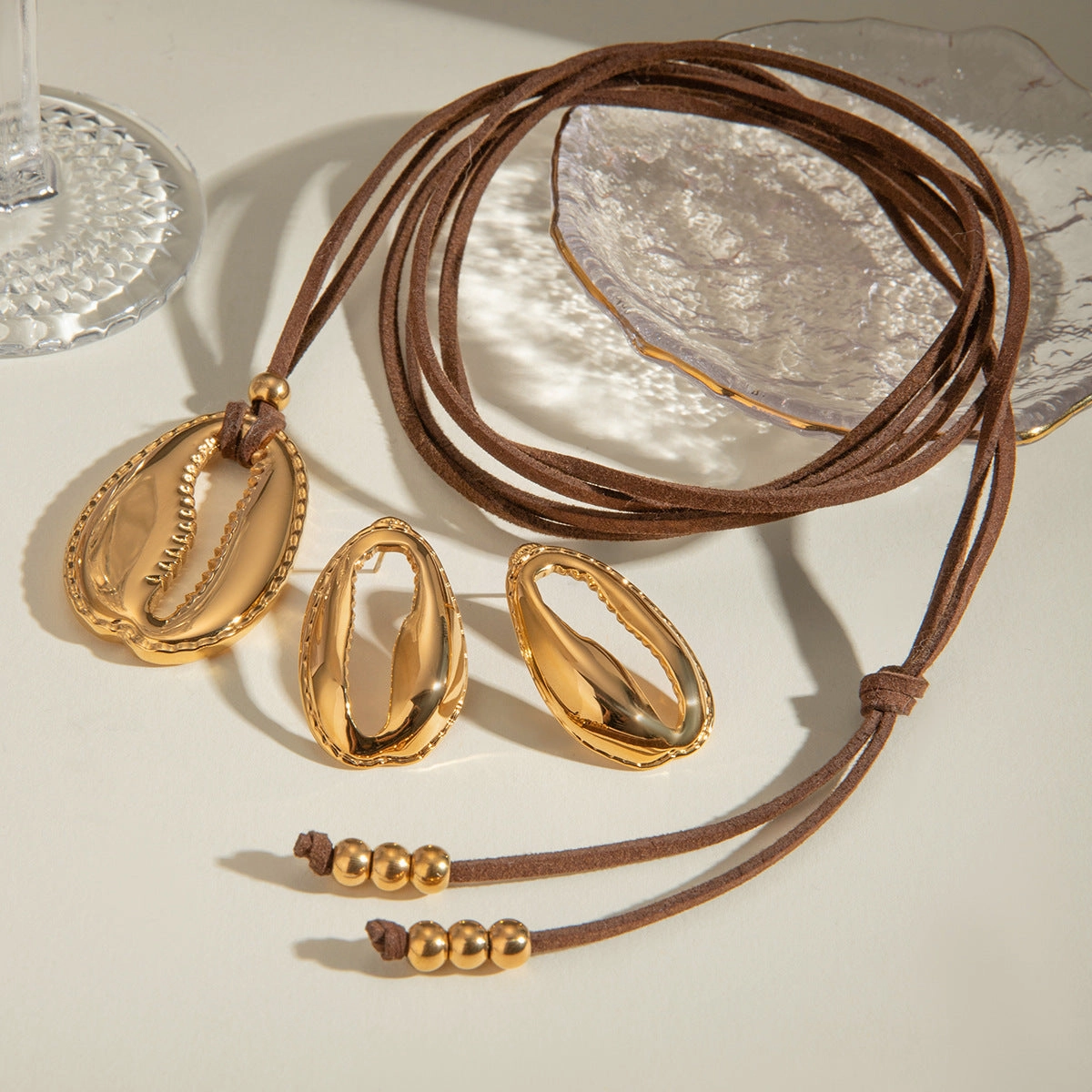 Wholesale French 18k Gold Stainless Steel Large Tooth Shell Pendant Brown Velvet Rope Necklace
