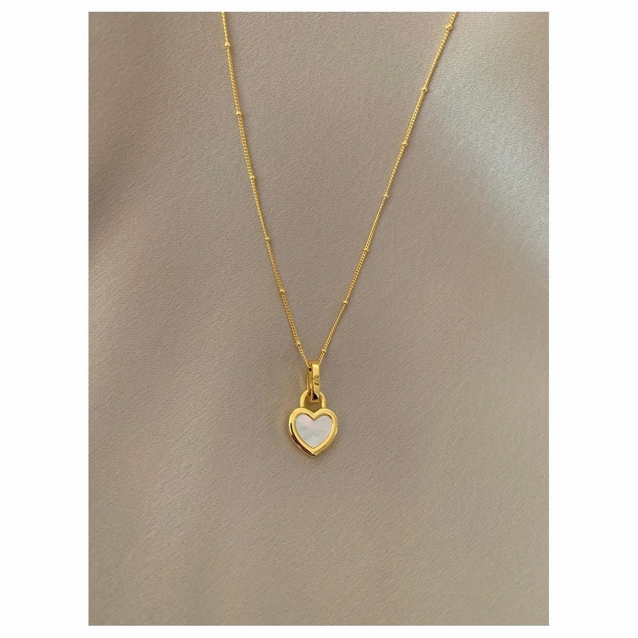 Wholesale Gold-plated Black and White Mother-of-pearl Heart-shaped Alloy Necklace