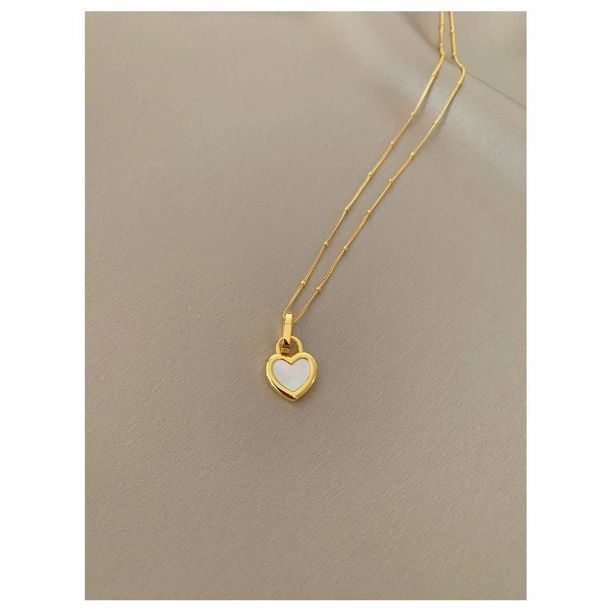 Wholesale Gold-plated Black and White Mother-of-pearl Heart-shaped Alloy Necklace