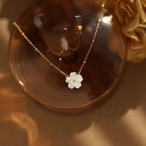 Wholesale Non Fading White Shell Peach Blossom Beautiful Flower Titanium Steel Collarbone Chain Temperament Light Luxury Versatile Necklaces