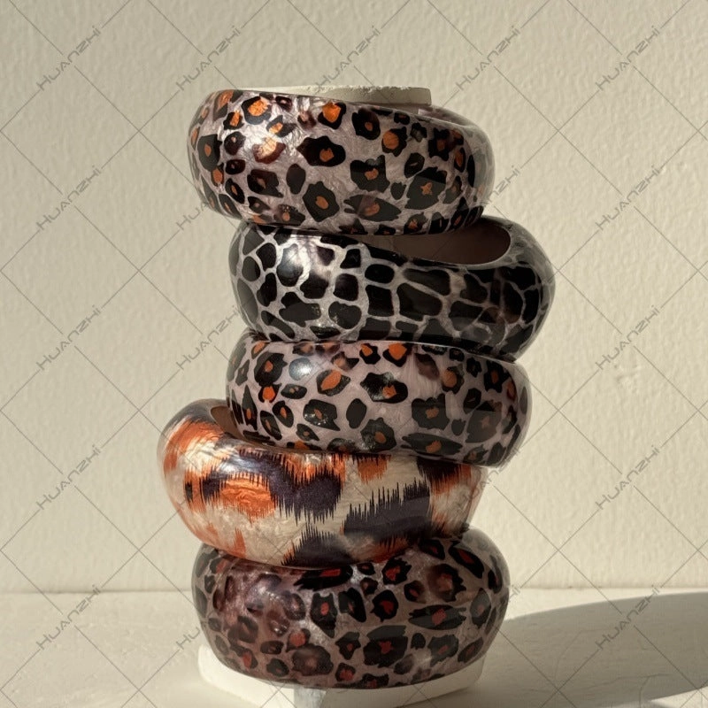 Wholesale  resin oval wide version geometric arc resin halo leopard bracelet