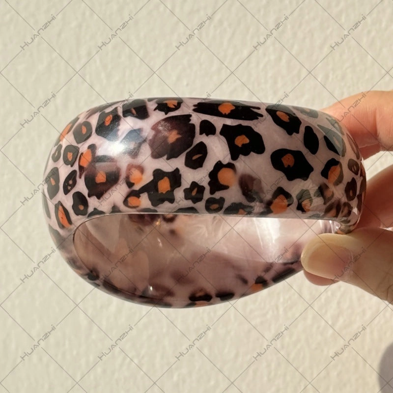 Wholesale  resin oval wide version geometric arc resin halo leopard bracelet