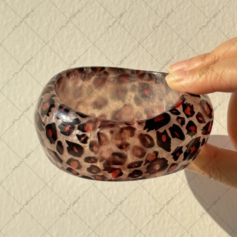 Wholesale  resin oval wide version geometric arc resin halo leopard bracelet