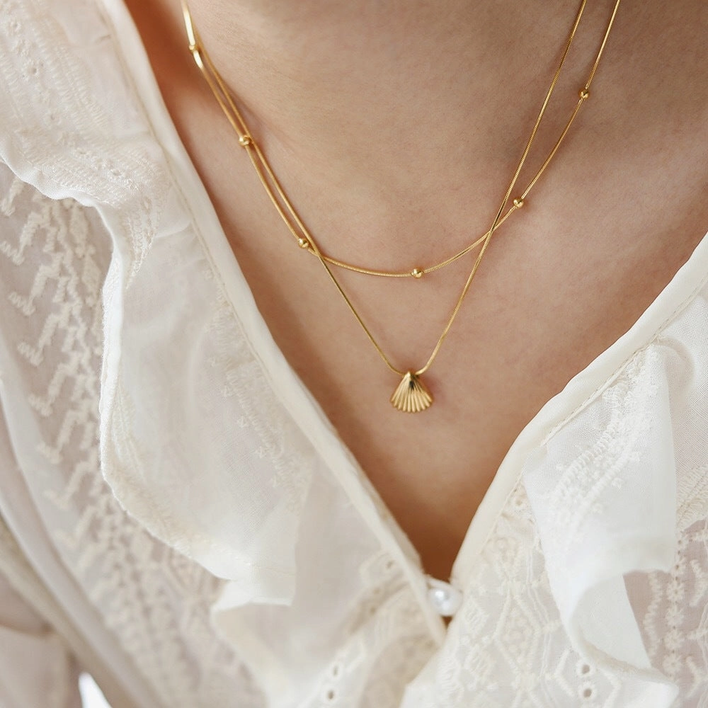Wholesale Short chain fan-shaped shell snake bone necklace clavicle chain titanium steel plated with 18K gold