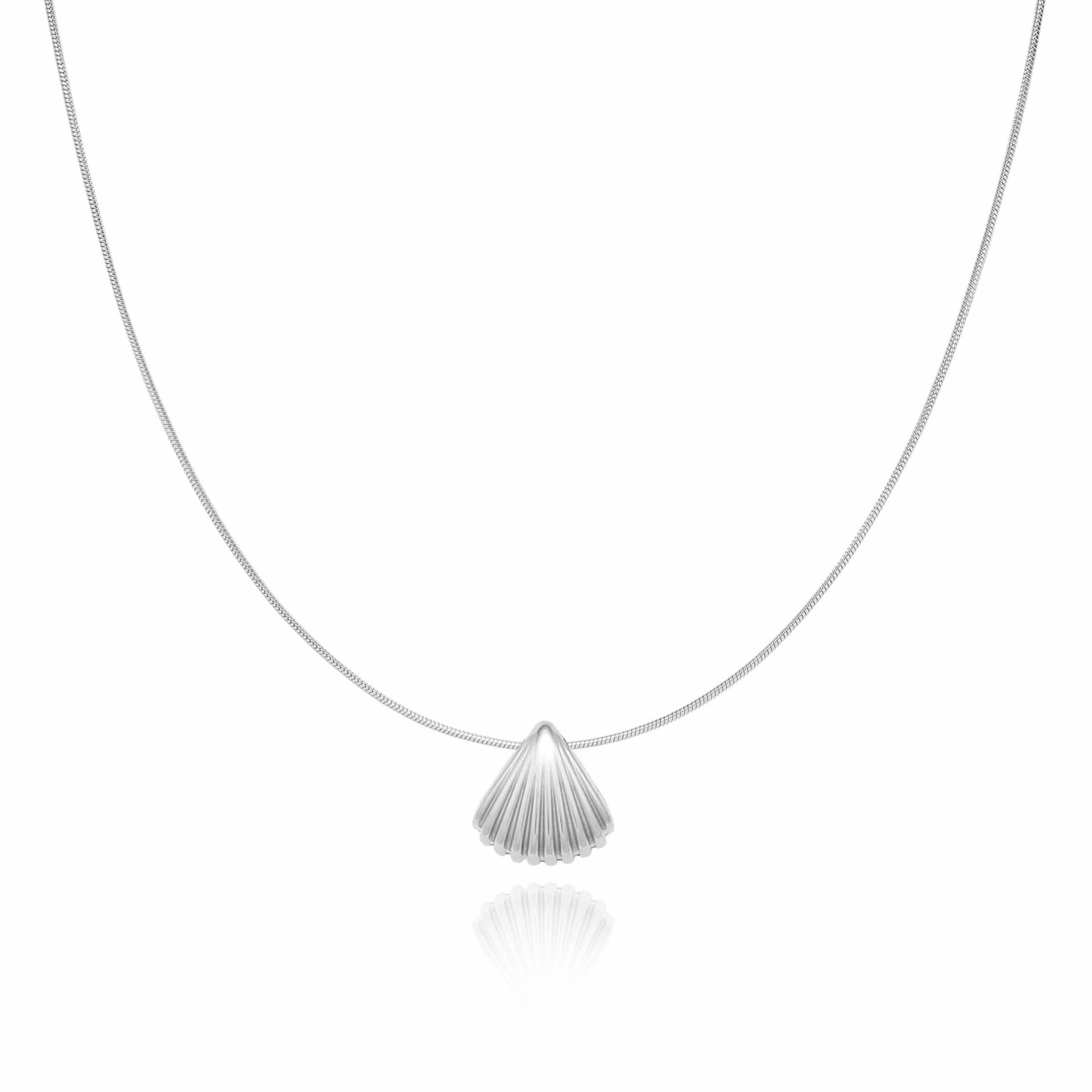 Wholesale Short chain fan-shaped shell snake bone necklace clavicle chain titanium steel plated with 18K gold