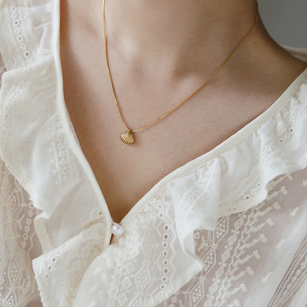 Wholesale Short chain fan-shaped shell snake bone necklace clavicle chain titanium steel plated with 18K gold