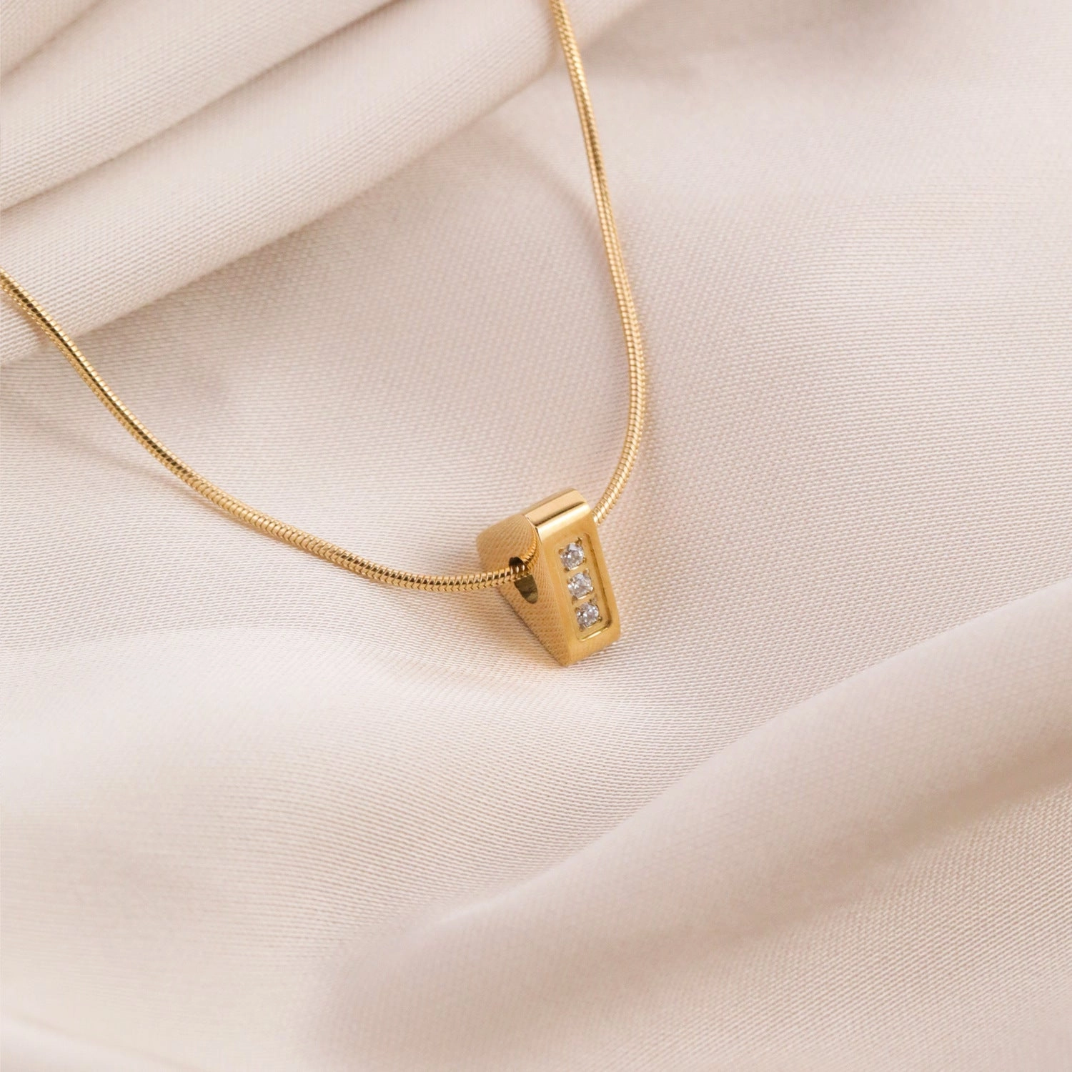 Wholesale Three-dimensional Triangle Plated 18k Gold-plated Zircon Titanium Steel Necklace Clavicle Chain
