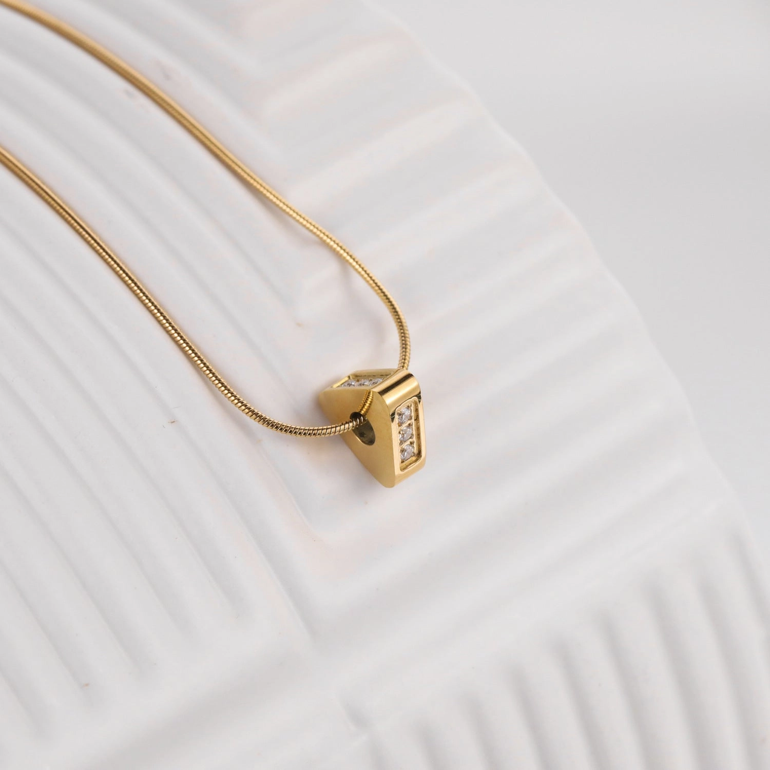 Wholesale Three-dimensional Triangle Plated 18k Gold-plated Zircon Titanium Steel Necklace Clavicle Chain