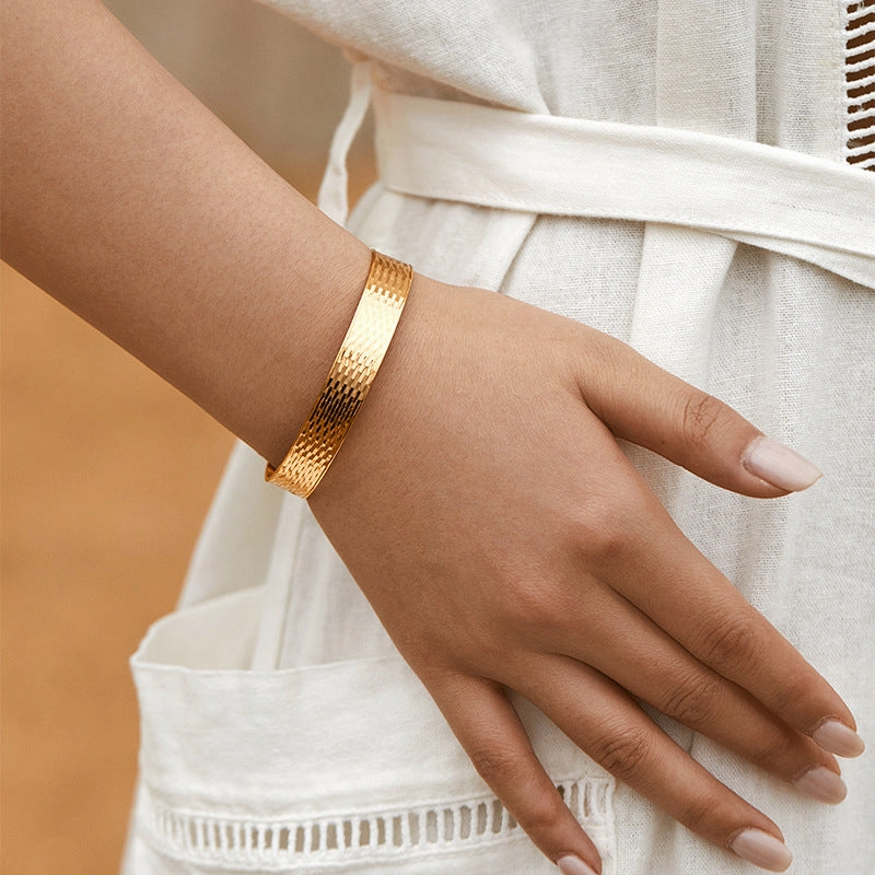 Wholesale Wide-brim Heavy Metal Gold-plated Bracelet